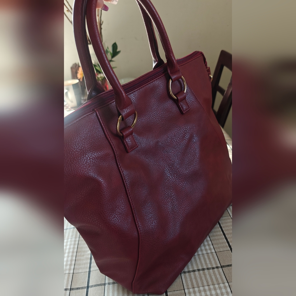 Elegant Burgundy Leather Tote Bag - Picture 4 of 16